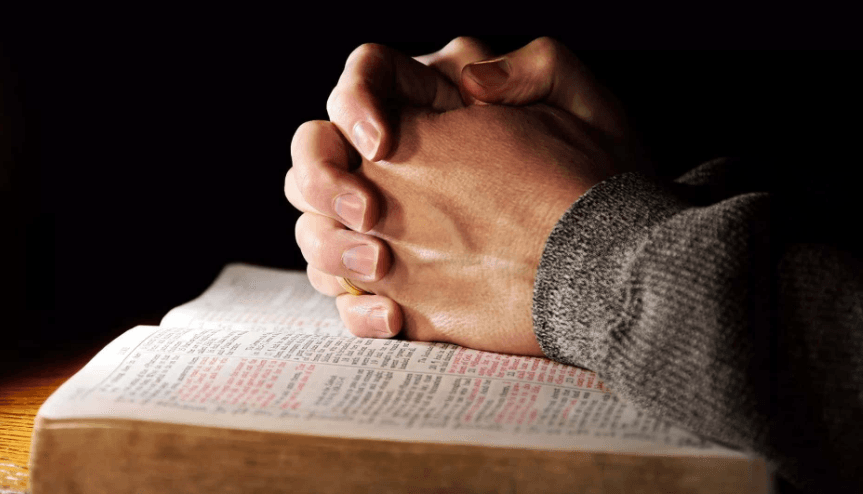 Participantes de la comunidad reunidos durante una celebracion de la iglesia